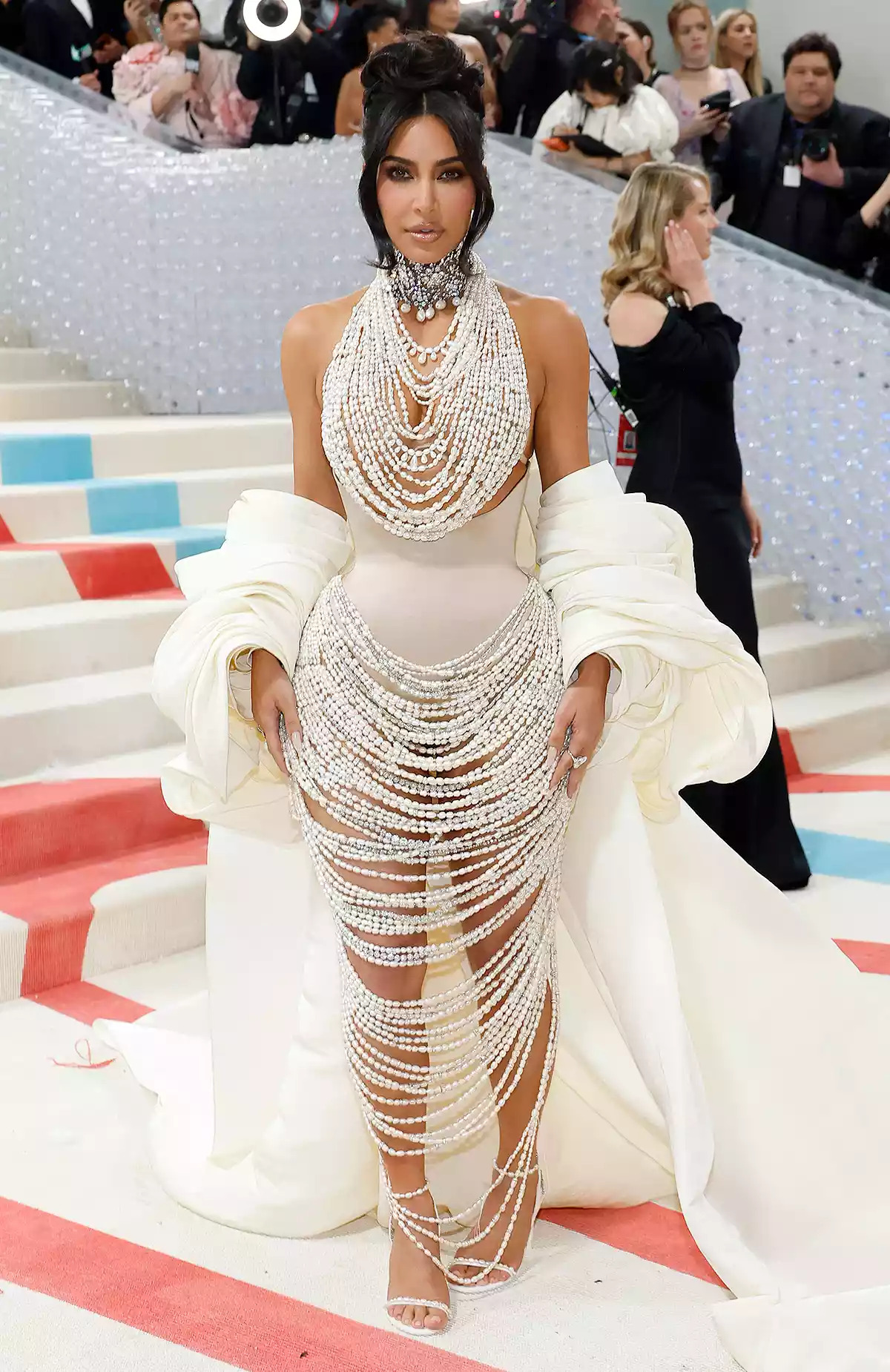 Met Gala 2025: Kim Kardashian từ bỏ corset tra tấn, không còn eo siêu thực, dân tình liên tưởng ngay tới vịt hoạt hình- Ảnh 9.