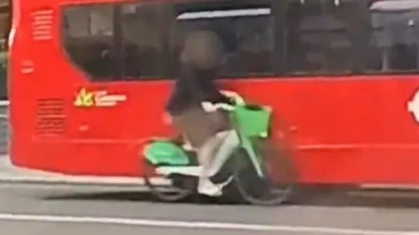 Khoảnh khắc va chạm giữa người đi xe đạp và xe buýt. Khoảnh khắc va chạm giữa người đi xe đạp và xe buýt.