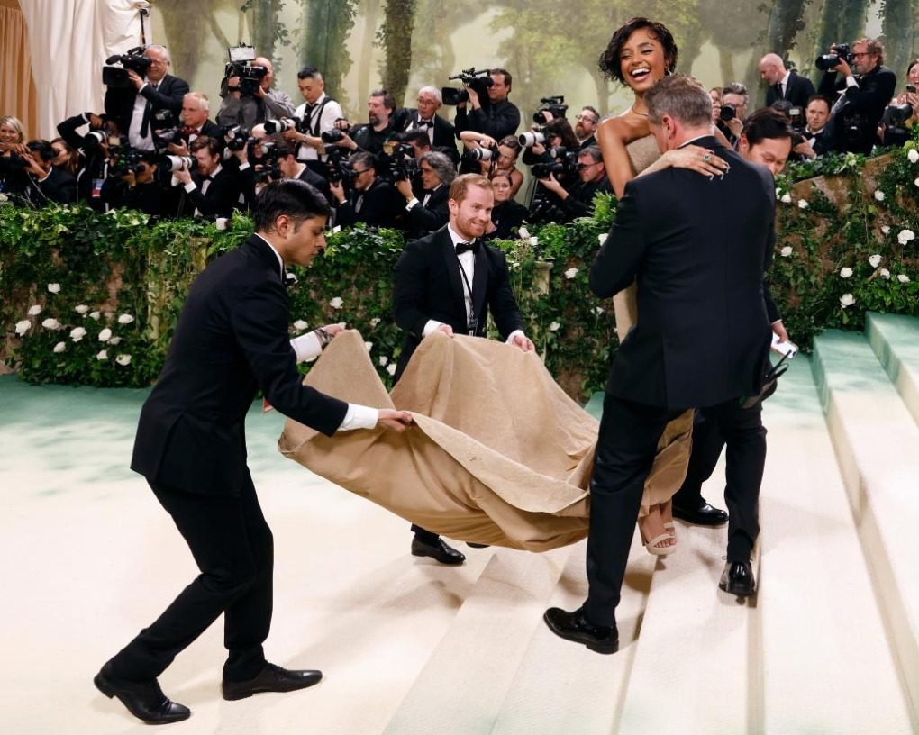 Mặt trái của sự kiện tôn vinh cái đẹp Met Gala: Khi thời trang thăng hoa còn thân thể 