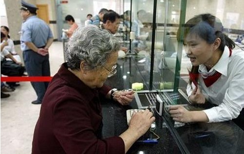 Đem hơn 1 tỷ đồng gửi tiết kiệm, 3 năm sau đi rút, ông lão rơi vào tình cảnh tiến thoái lưỡng nan- Ảnh 2. Đem hơn 1 tỷ đồng gửi tiết kiệm, 3 năm sau đi rút, ông lão rơi vào tình cảnh tiến thoái lưỡng nan- Ảnh 2.