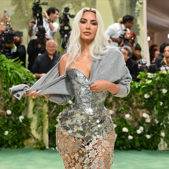 Mặt trái của sự kiện tôn vinh cái đẹp Met Gala: Khi thời trang thăng hoa còn thân thể 