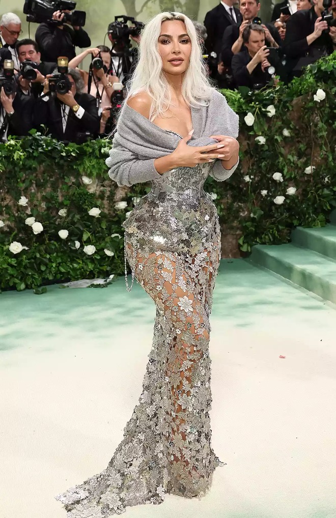 Mặt trái của sự kiện tôn vinh cái đẹp Met Gala: Khi thời trang thăng hoa còn thân thể 