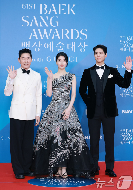 Suzy đẹp xuất sắc bên cạnh Park Bo Gum, hẳn là vì có thêm 1 danh phận khác sau 7 năm- Ảnh 1.