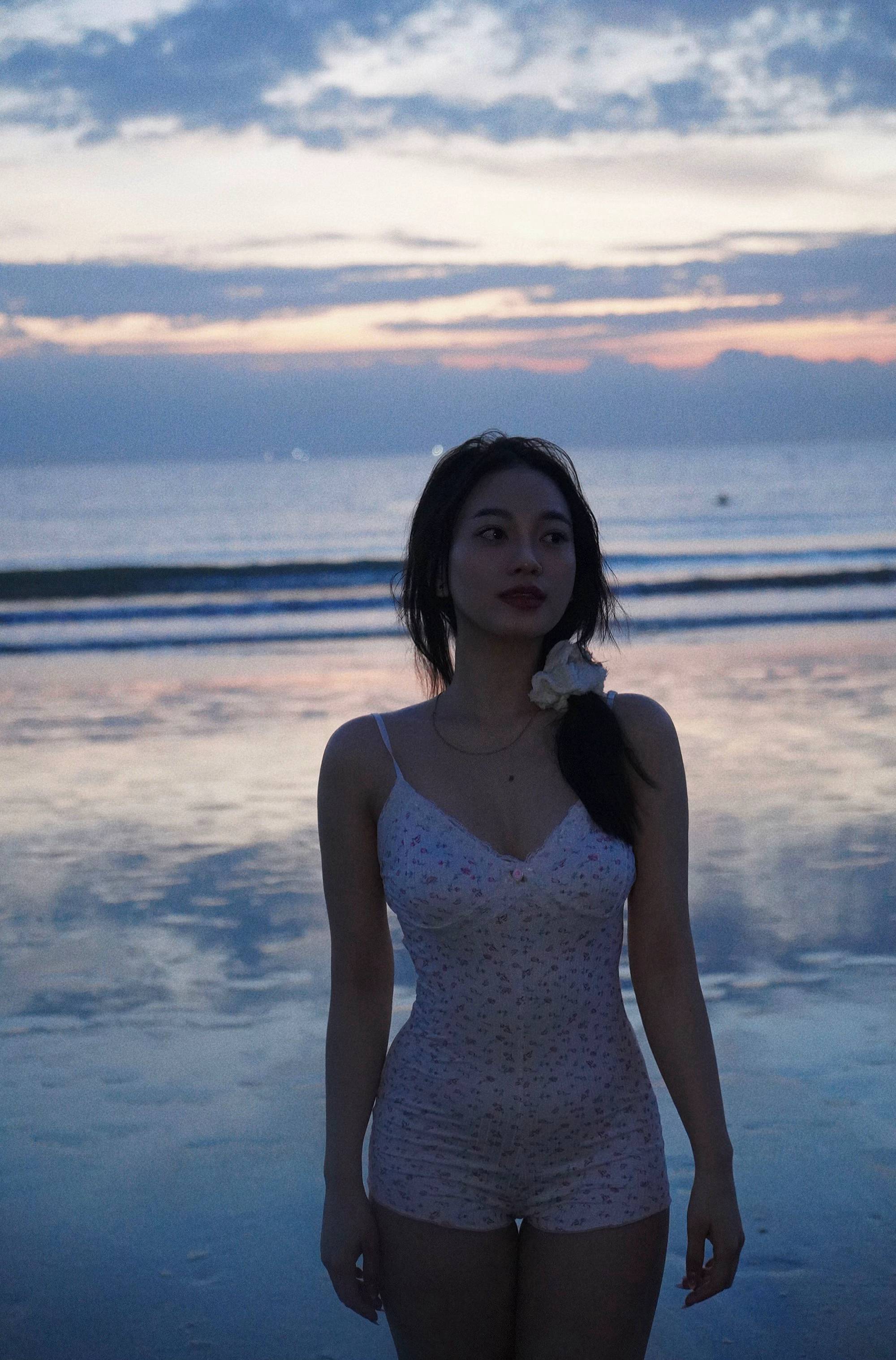 Vợ mới cưới của Hồ Văn Cường khoe visual nét căng, vóc dáng diện bikini đi biển mới gây xôn xao- Ảnh 3.