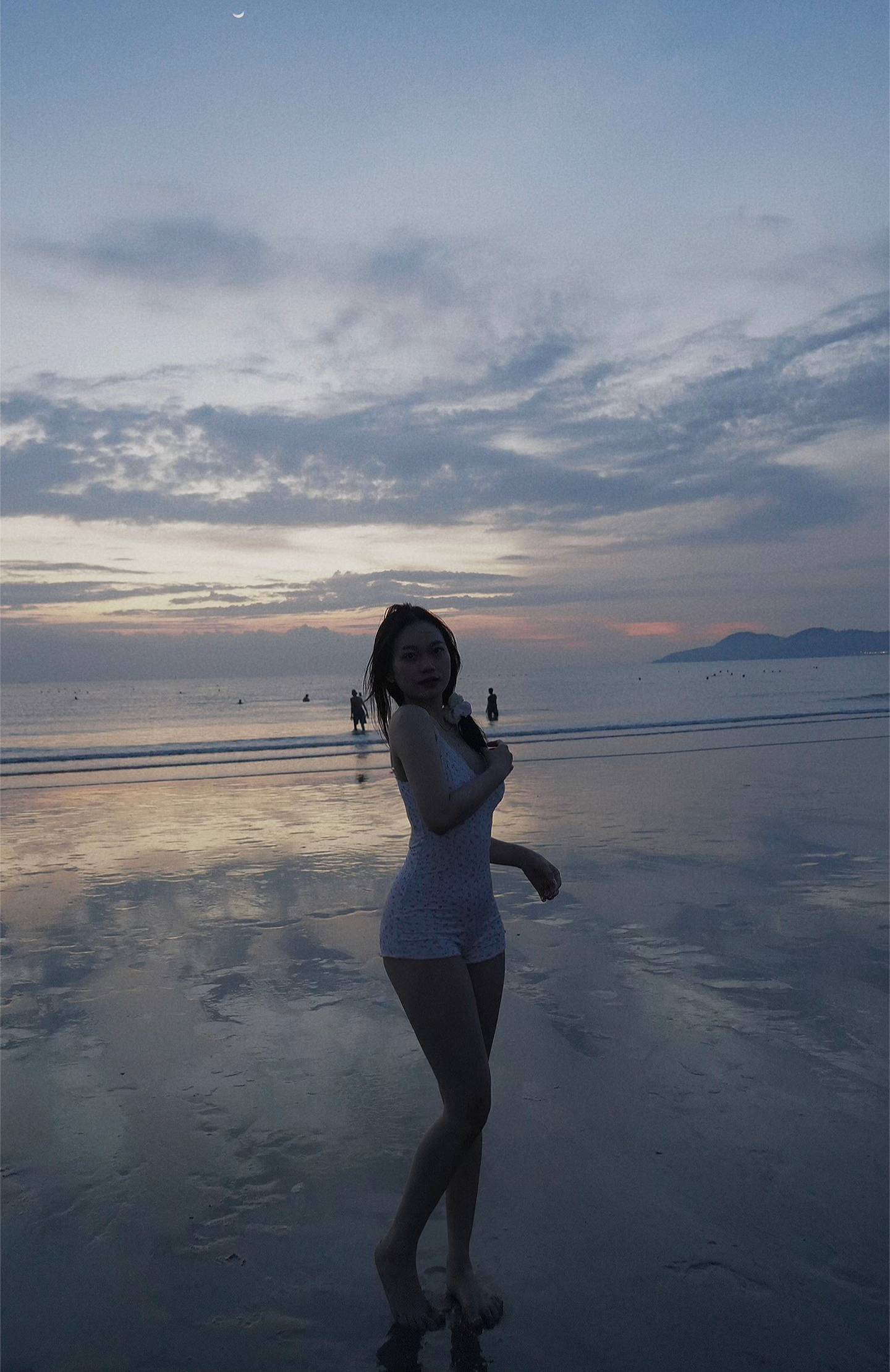 Vợ mới cưới của Hồ Văn Cường khoe visual nét căng, vóc dáng diện bikini đi biển mới gây xôn xao- Ảnh 4.