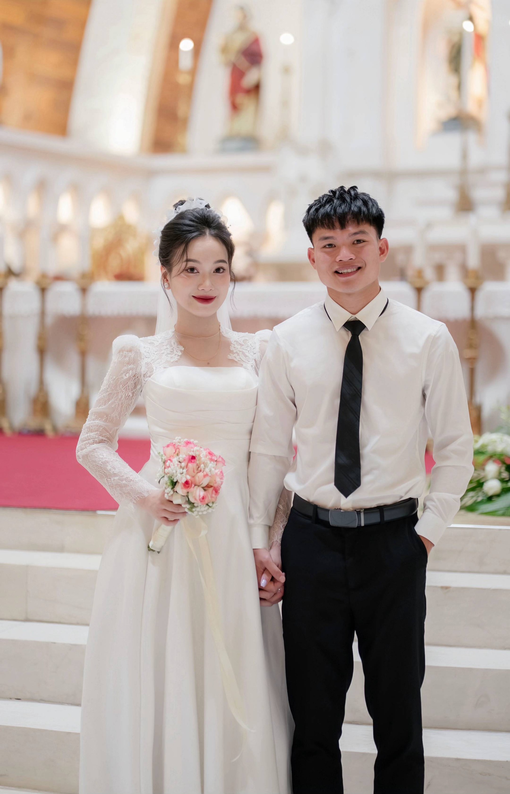 Vợ mới cưới của Hồ Văn Cường khoe visual nét căng, vóc dáng diện bikini đi biển mới gây xôn xao- Ảnh 1.