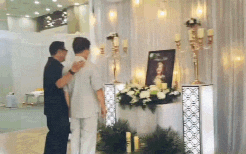 MC Đại Nghĩa xuất hiện buồn bã, lặng người trước di ảnh mẹ, vợ chồng Việt Hương âm thầm đến viếng- Ảnh 2. MC Đại Nghĩa xuất hiện buồn bã, lặng người trước di ảnh mẹ, vợ chồng Việt Hương âm thầm đến viếng- Ảnh 2.