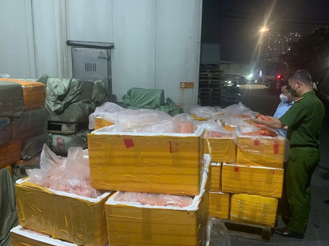 Hà Nội: Phát hiện hơn 7 tấn 'thực phẩm bẩn' trứng non, tràng lợn đông lạnh- Ảnh 2. Hà Nội: Phát hiện hơn 7 tấn 'thực phẩm bẩn' trứng non, tràng lợn đông lạnh- Ảnh 2.