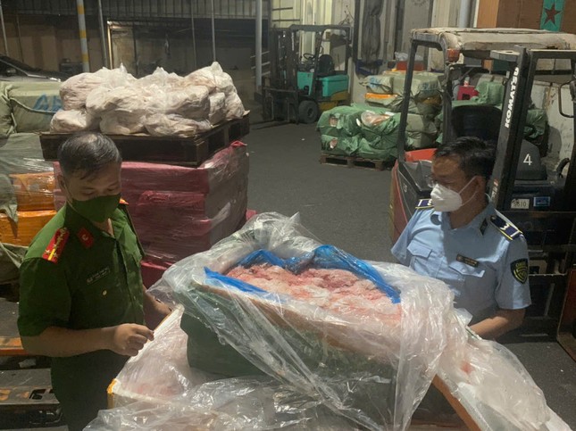 Hà Nội: Phát hiện hơn 7 tấn 'thực phẩm bẩn' trứng non, tràng lợn đông lạnh- Ảnh 1. Hà Nội: Phát hiện hơn 7 tấn 'thực phẩm bẩn' trứng non, tràng lợn đông lạnh- Ảnh 1.