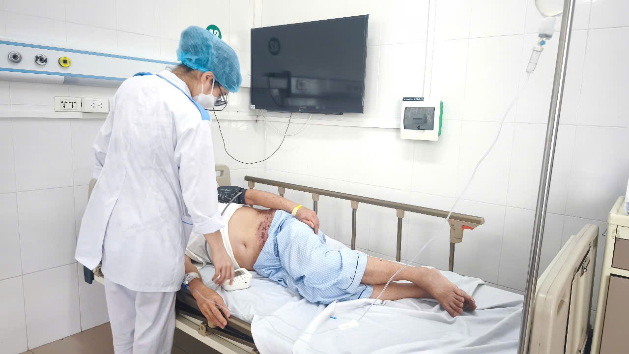 Tưởng mình bị bệnh "giời leo" nên áp dụng mẹo dân gian, bệnh nhân bị biến chứng nặng- Ảnh 1.