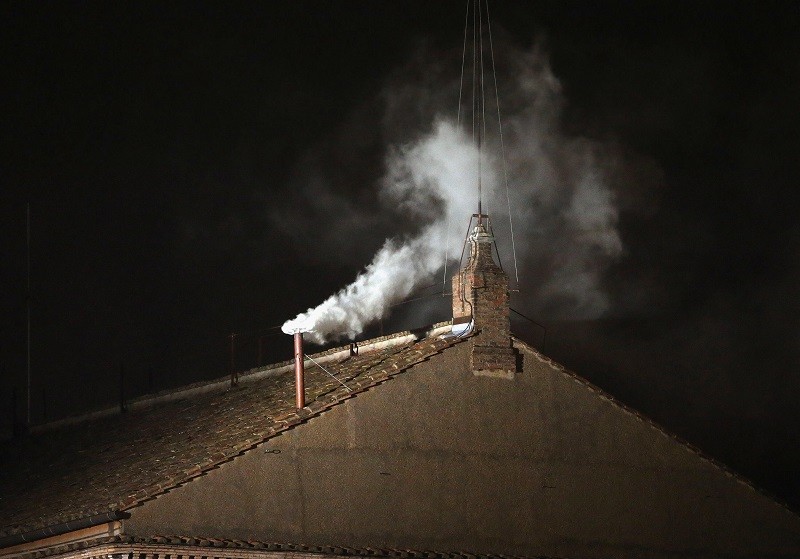 Bắt đầu Mật nghị Hồng y: Thế giới hướng về Vatican và bí mật đằng sau nghi thức Bắt đầu Mật nghị Hồng y: Thế giới hướng về Vatican và bí mật đằng sau nghi thức