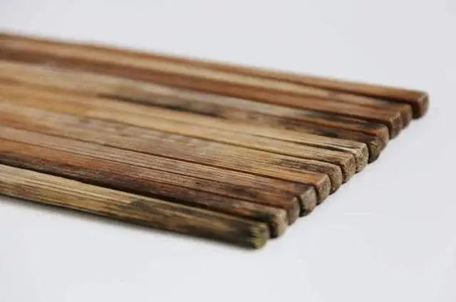 Bác sĩ đến chơi nhà, thấy đôi đũa trên bàn ăn thì lập tức quát to: "Sao còn chưa vứt đi?!"- Ảnh 3.
