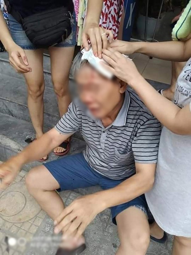 Đang đi dạo ở sân chung cư bị bịch bún rơi trúng người, mẹ bỉm hoảng hồn nhưng vẫn tự nhủ 