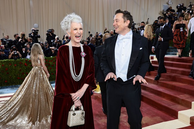 3 lời khuyên nuôi dạy con cái từ Maye Musk - người mẹ đơn thân nuôi dạy tỷ phú Elon Musk- Ảnh 1.