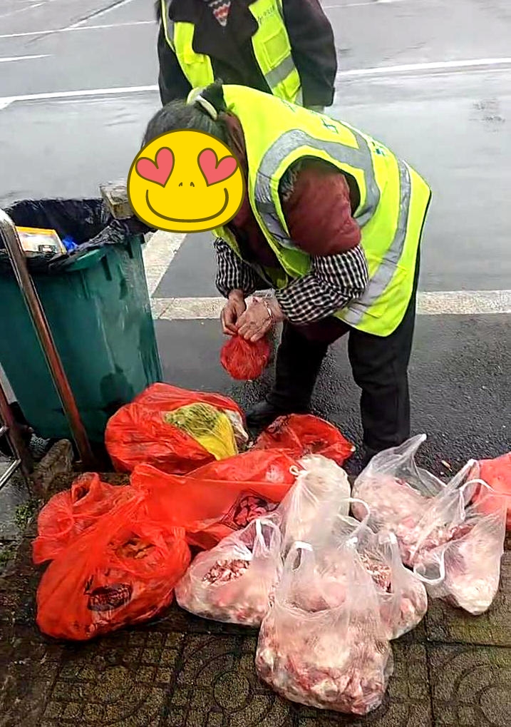 Thứ đựng trong bọc nilon buộc chặt, để cạnh thùng rác khiến ai cũng sững người về 1 kiểu vô ơn mới- Ảnh 1.