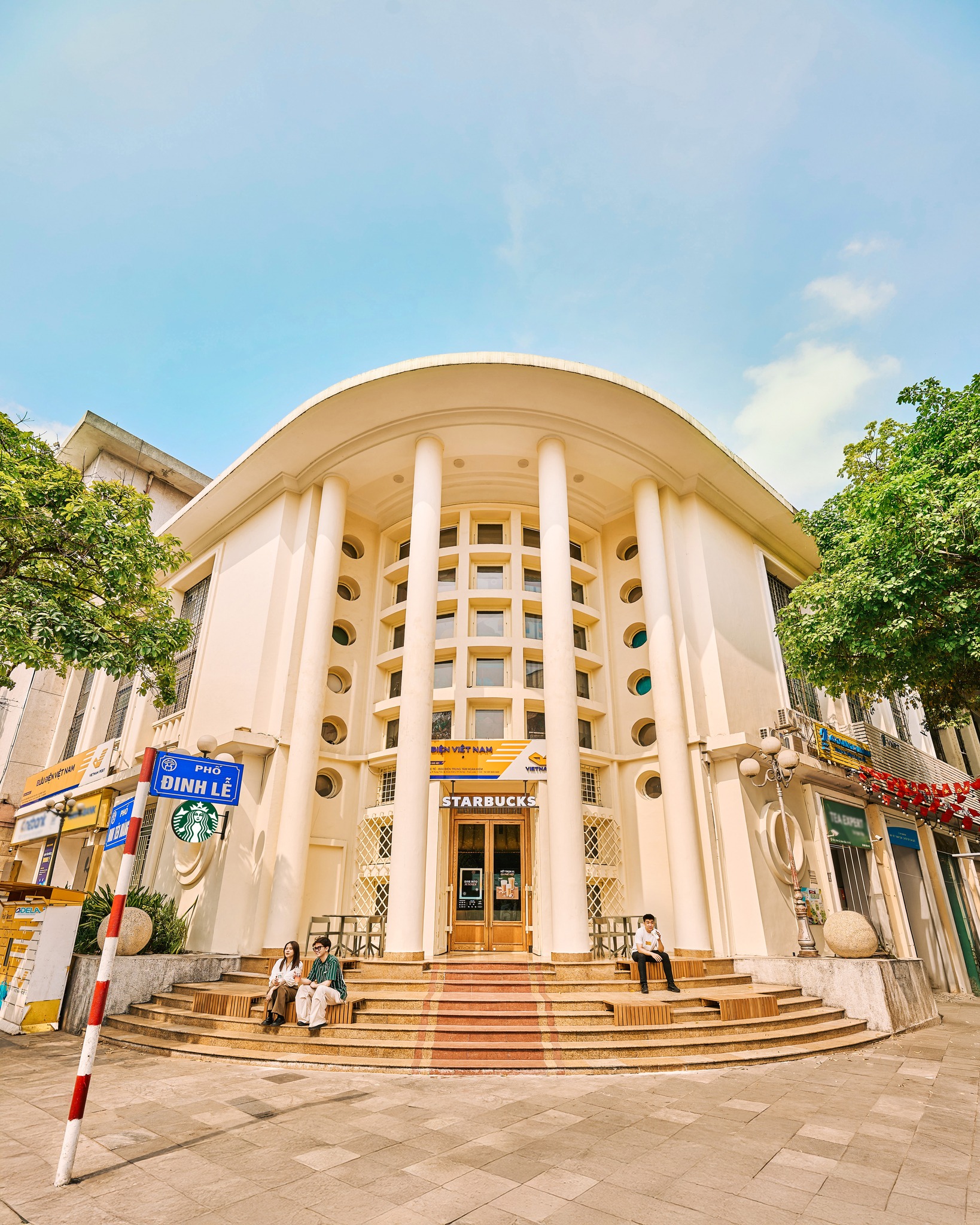 HOT: Starbucks tiếp tục mở tại một địa điểm cực "khét" giữa trung tâm Hà Nội, chưa gì đã khiến dân tình thích mê vì độ "ảo"- Ảnh 2.