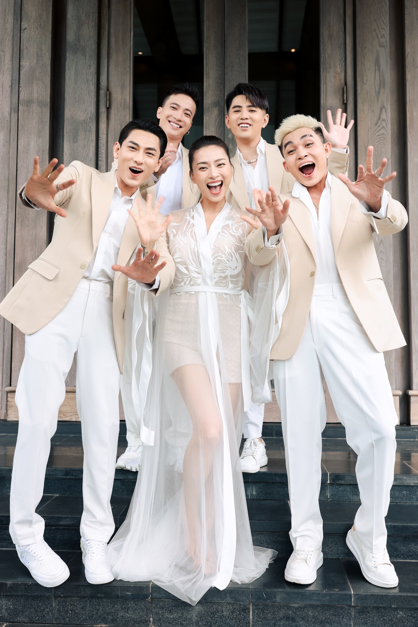 Sao Vbiz cưới chỉ mời 50 khách: Tổ chức cực xa hoa, hiện vướng tin đồn trong cuộc hôn nhân với chồng kém 11 tuổi- Ảnh 5. Sao Vbiz cưới chỉ mời 50 khách: Tổ chức cực xa hoa, hiện vướng tin đồn trong cuộc hôn nhân với chồng kém 11 tuổi- Ảnh 5.