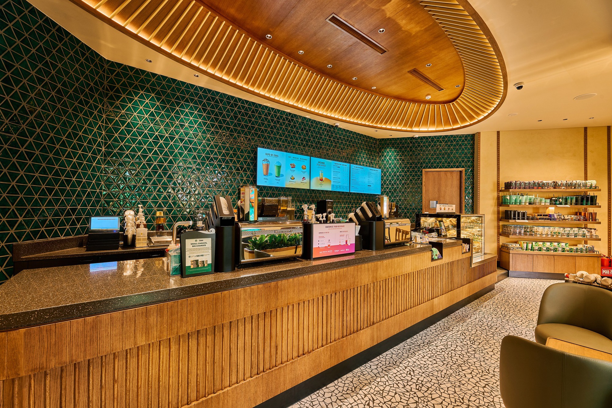 HOT: Starbucks tiếp tục mở tại một địa điểm cực "khét" giữa trung tâm Hà Nội, chưa gì đã khiến dân tình thích mê vì độ "ảo"- Ảnh 3.