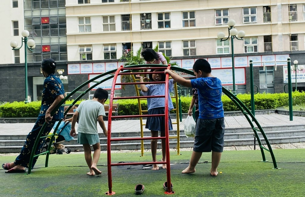Đang đi dạo ở sân chung cư bị bịch bún rơi trúng người, mẹ bỉm hoảng hồn nhưng vẫn tự nhủ 
