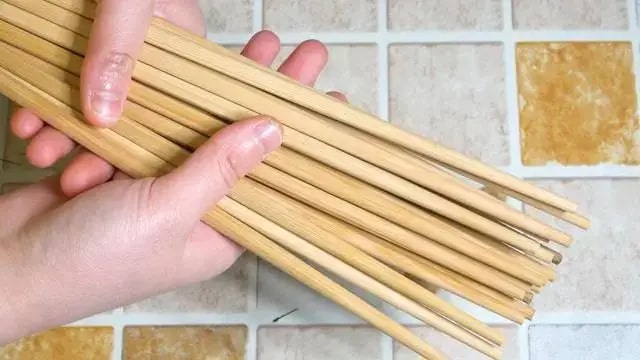 Bác sĩ đến chơi nhà, thấy đôi đũa trên bàn ăn thì lập tức quát to: "Sao còn chưa vứt đi?!"- Ảnh 5.