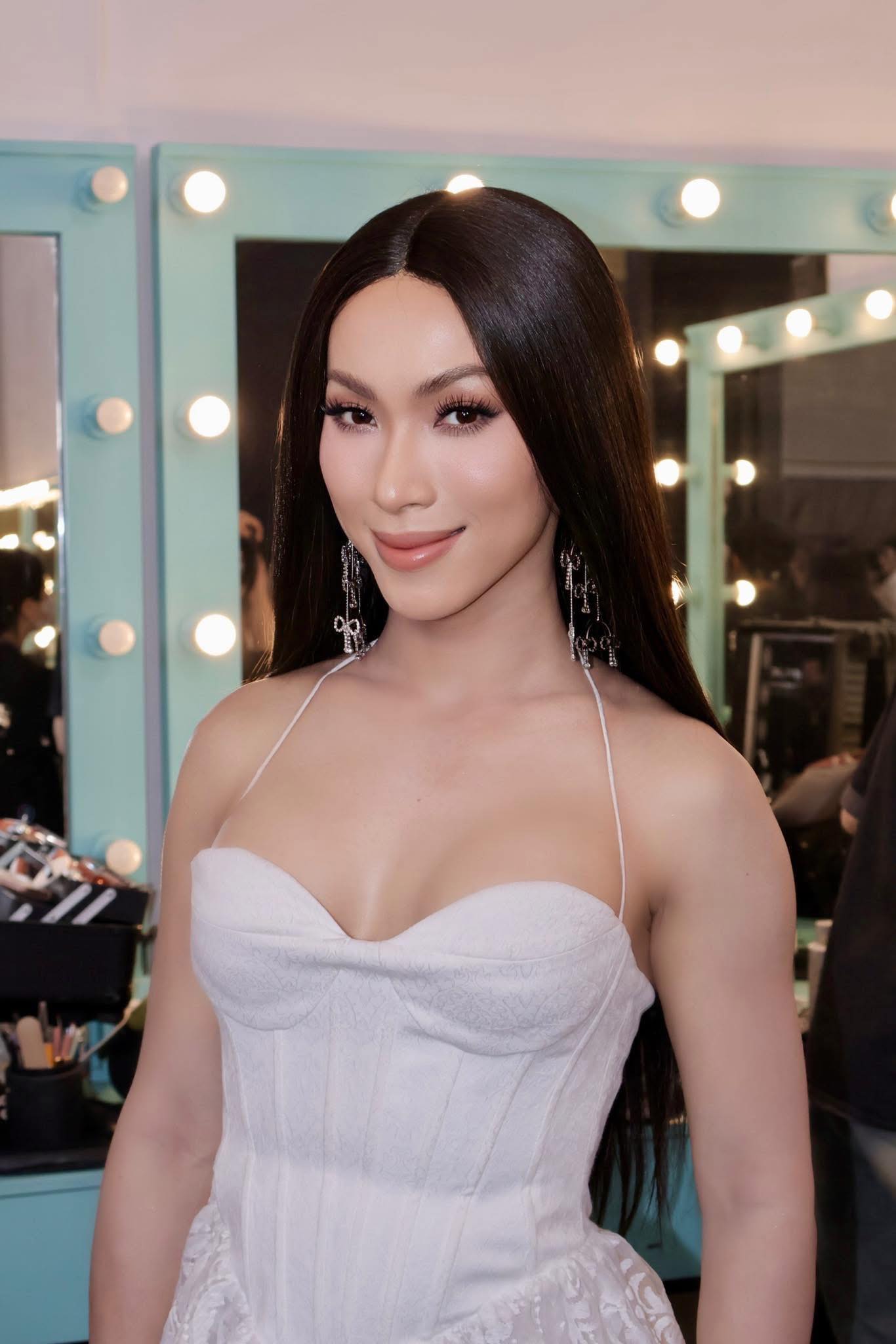 Nghệ sĩ đặc biệt nhất showbiz Việt: 2 lần kết hôn, 1 lần cưới vợ, 1 lần lấy chồng, U40 đi thi hoa hậu- Ảnh 4. Nghệ sĩ đặc biệt nhất showbiz Việt: 2 lần kết hôn, 1 lần cưới vợ, 1 lần lấy chồng, U40 đi thi hoa hậu- Ảnh 4.