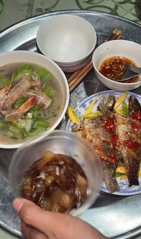 "Thánh hà tiện" mới nổi làm hội bếp núc chao đảo khi công bố chi 27k làm đủ 5 món hải sản đãi cả nhà- Ảnh 1.