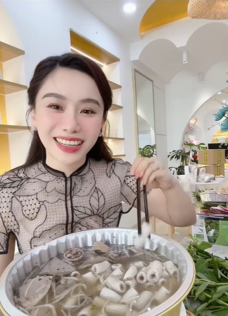 Clip MC Anh Thơ ăn lòng se điếu và sốc vì một chi tiết bên trong lớp lòng: “Tưởng ăn lốp xe”- Ảnh 1.