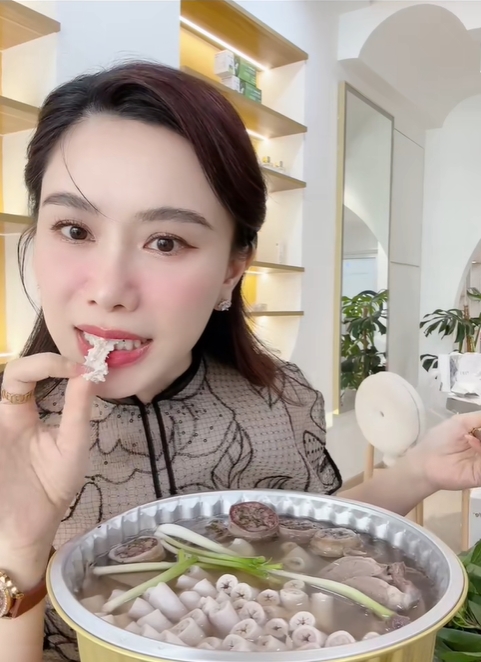 Clip MC Anh Thơ ăn lòng se điếu và sốc vì một chi tiết bên trong lớp lòng: “Tưởng ăn lốp xe”- Ảnh 2.
