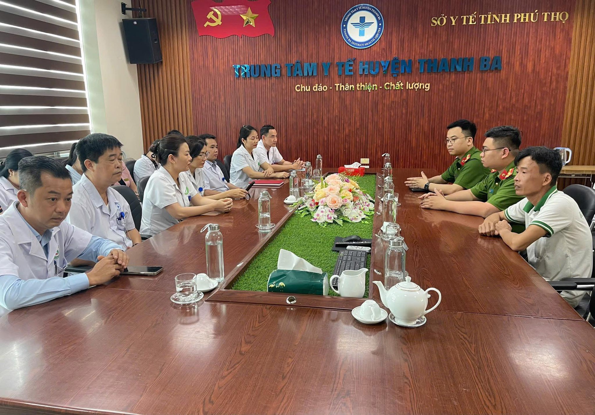 Đưa con đi cấp cứu nhưng lại lao vào tấn công bác sĩ, người đàn ông phải xin lỗi công khai- Ảnh 1. Đưa con đi cấp cứu nhưng lại lao vào tấn công bác sĩ, người đàn ông phải xin lỗi công khai- Ảnh 1.