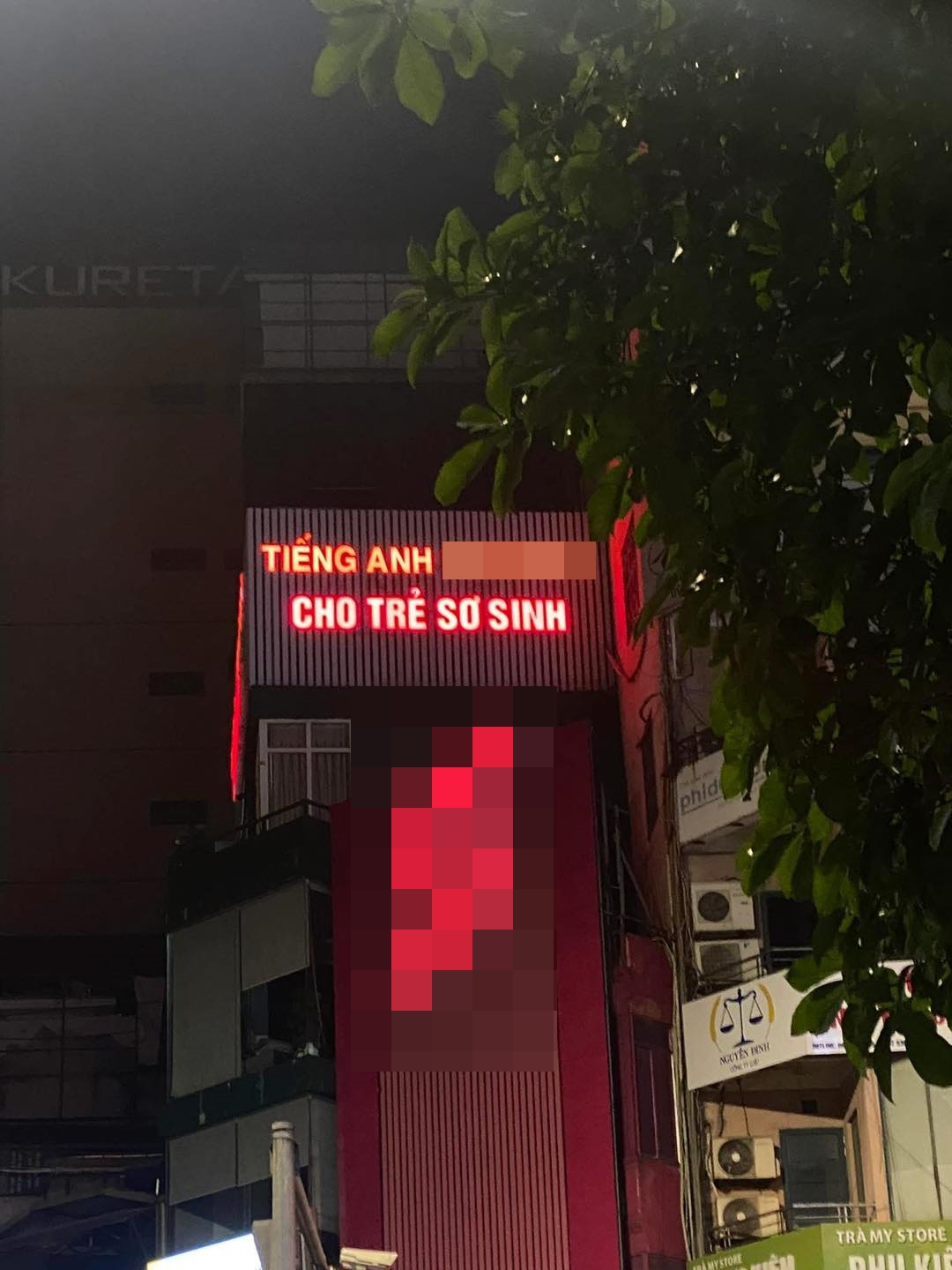 Tấm biển quảng cáo ngang đường "tiếng Anh cho trẻ sơ sinh" khiến MXH đứng hình: "Khéo đầy năm là có trong tay bằng IELTS 7.0 chứ không đùa"- Ảnh 1.
