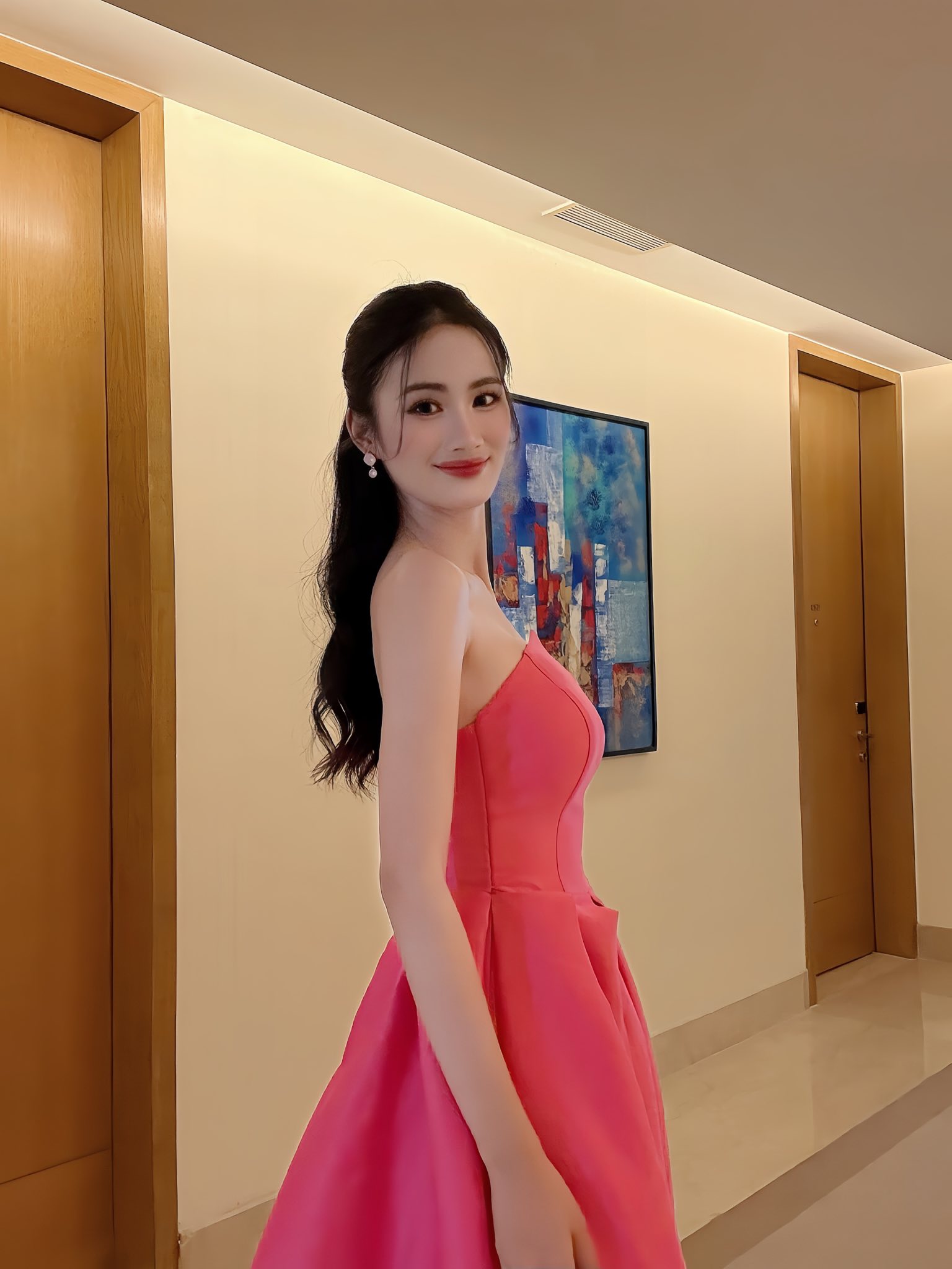 Hoa hậu Ý Nhi ngày đầu tại Miss World: Đụng dàn "ngựa chiến", nói tiếng Anh thế nào mà bị bắt bẻ?- Ảnh 4.