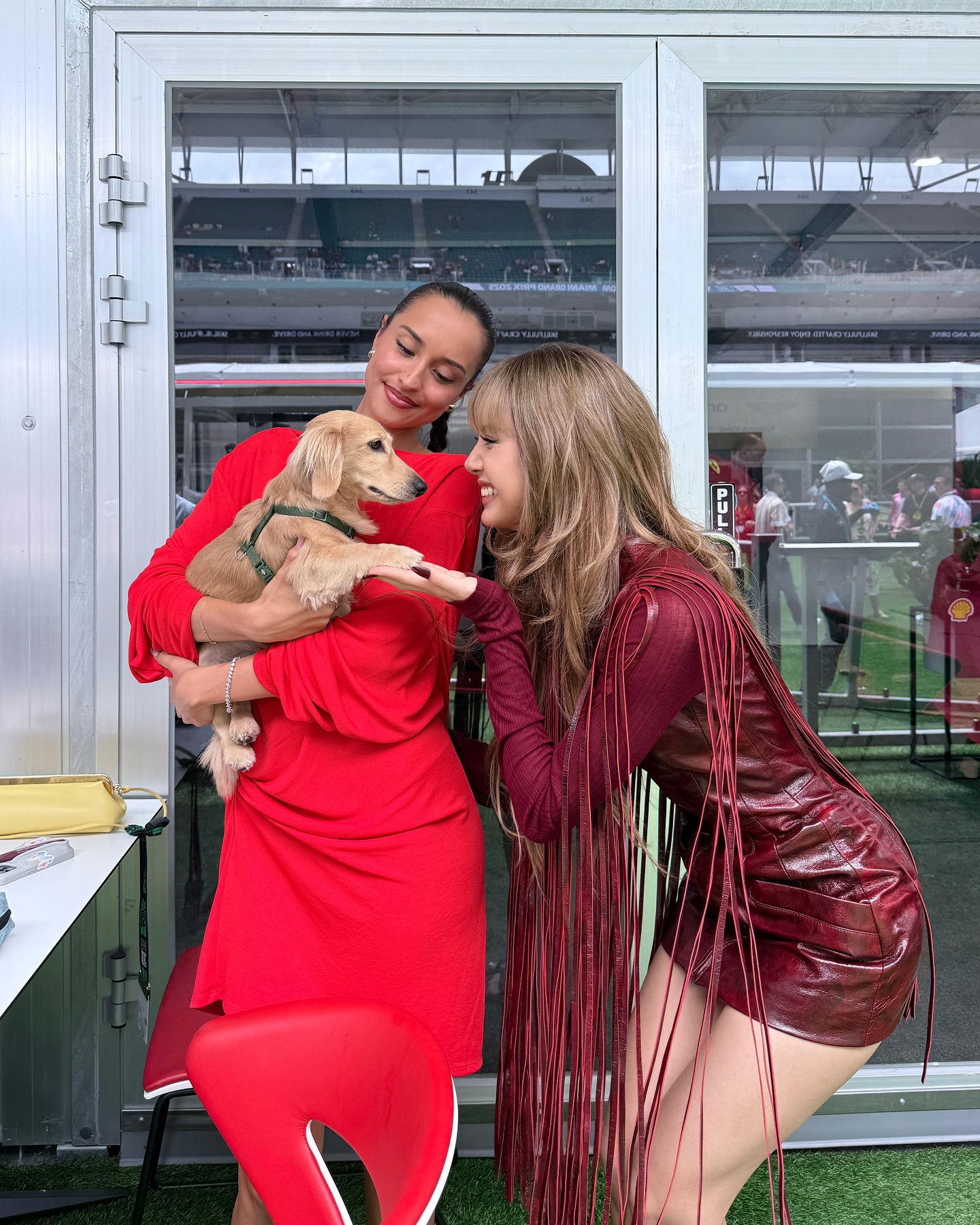Trước Met Gala, Lisa và Rosé vừa đụng độ tại trường đua F1, nhan sắc đều cực phẩm nhưng ai ấn tượng hơn?- Ảnh 3.