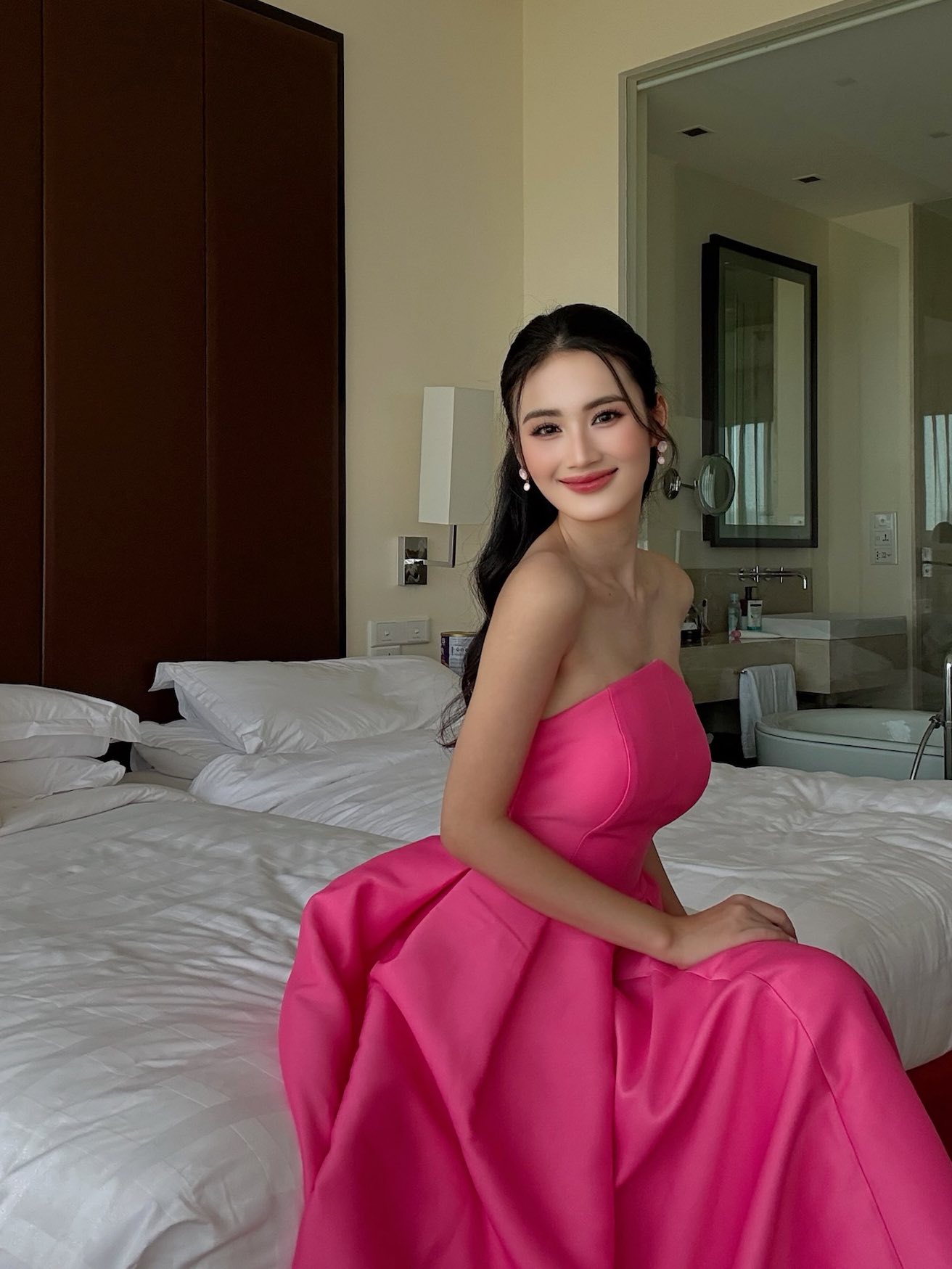 Hoa hậu Ý Nhi ngày đầu tại Miss World: Đụng dàn "ngựa chiến", nói tiếng Anh thế nào mà bị bắt bẻ?- Ảnh 3.