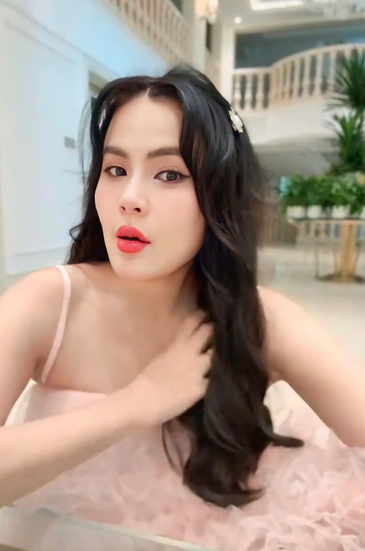 Hoa hậu Việt bị nghi ngờ mang thai giả- Ảnh 1. Hoa hậu Việt bị nghi ngờ mang thai giả- Ảnh 1.