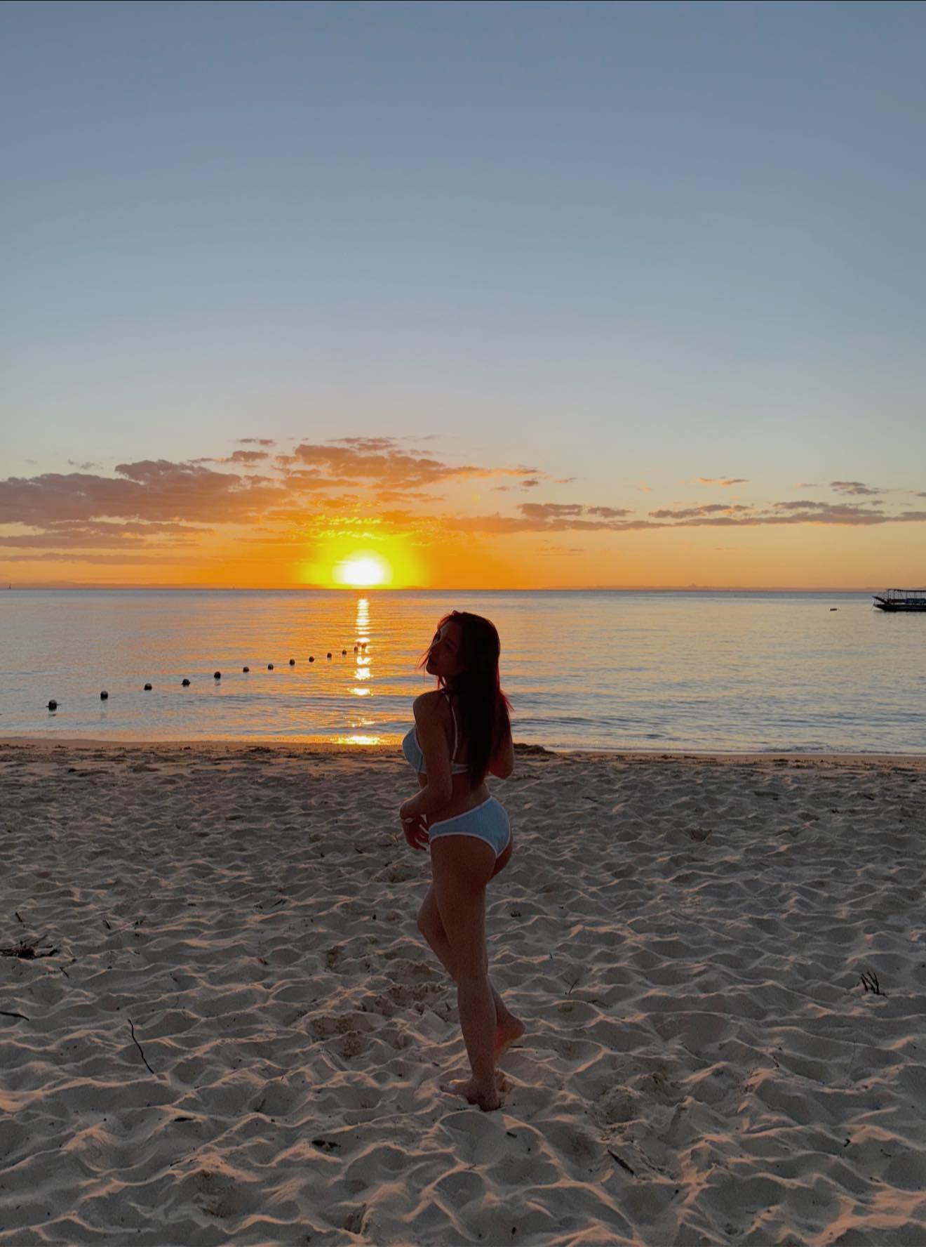 MC hot nhất Liên Quân trình làng bộ ảnh bikini cực 