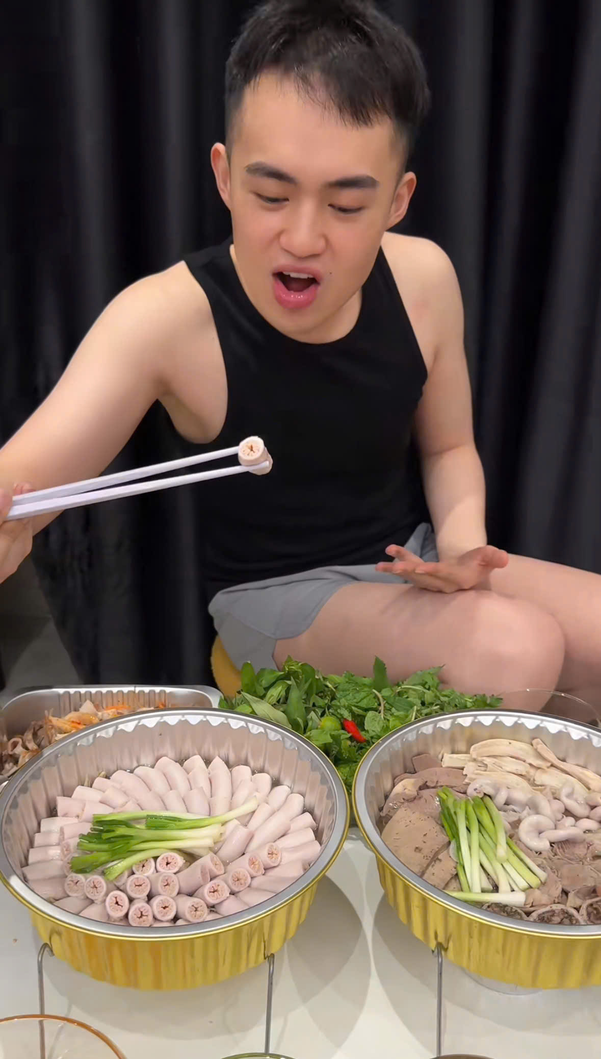 Clip MC Anh Thơ ăn lòng se điếu và sốc vì một chi tiết bên trong lớp lòng: “Tưởng ăn lốp xe”- Ảnh 3.