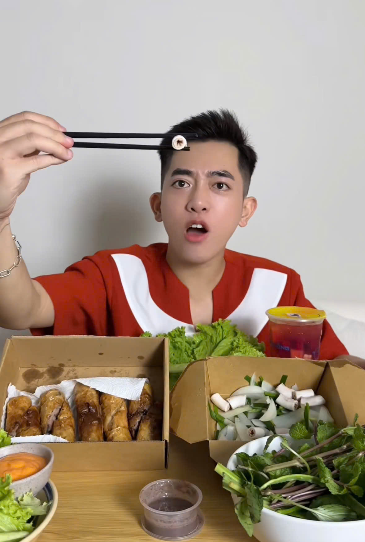 Clip MC Anh Thơ ăn lòng se điếu và sốc vì một chi tiết bên trong lớp lòng: “Tưởng ăn lốp xe”- Ảnh 5.