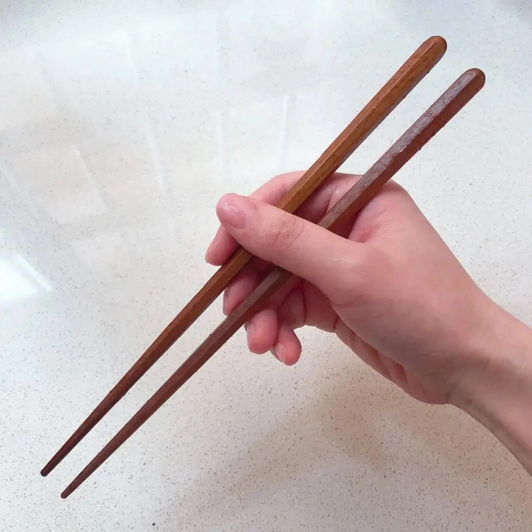 Bác sĩ đến chơi nhà, thấy đôi đũa trên bàn ăn thì lập tức quát to: "Sao còn chưa vứt đi?!"- Ảnh 2.