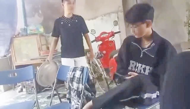 Công an, nhà trường vào cuộc vụ học sinh lớp 8 bị đánh tới tấp trong quán nước- Ảnh 1.
