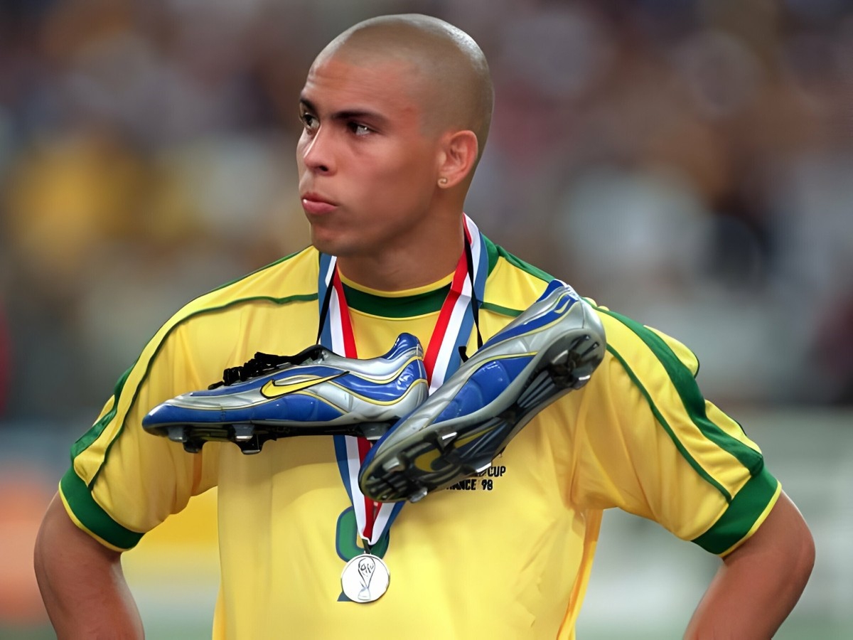 Ronaldo say xỉn đến mức đi không vững, phải cần người dìu ra tận xe- Ảnh 3.