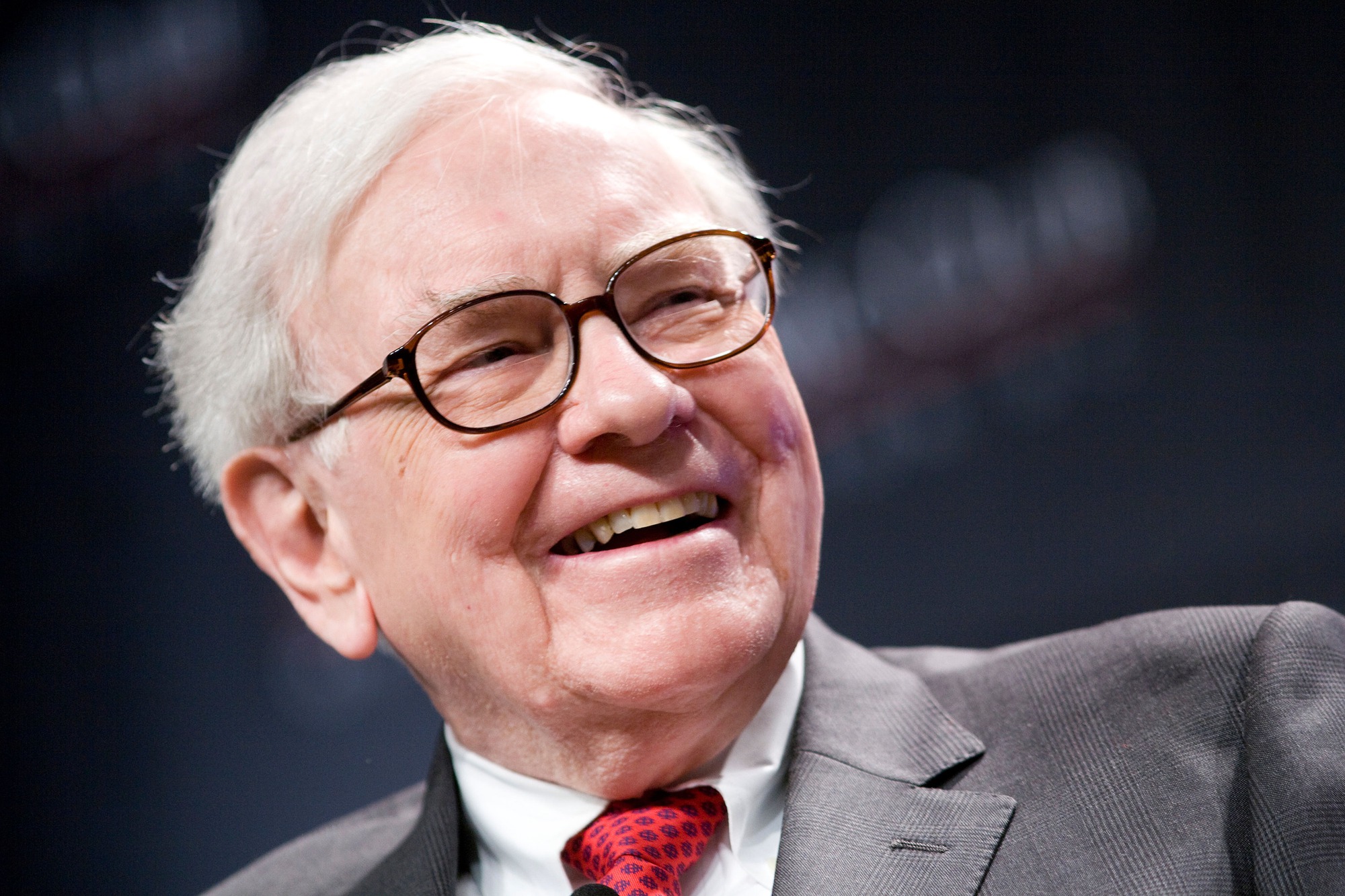 Bậc cha mẹ học ngay tỷ phú Warren Buffett: Dạy con gái KHÔNG cần dịu dàng, chỉ cho các con 2 THỨ làm hành trang vào đời- Ảnh 2.