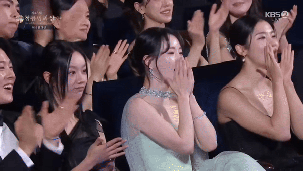 Bắt gọn Lim Ji Yeon đơ người, gượng gạo khi bạn thân thắng Baeksang, chuyện gì xảy ra đến mức này?- Ảnh 5. Bắt gọn Lim Ji Yeon đơ người, gượng gạo khi bạn thân thắng Baeksang, chuyện gì xảy ra đến mức này?- Ảnh 5.