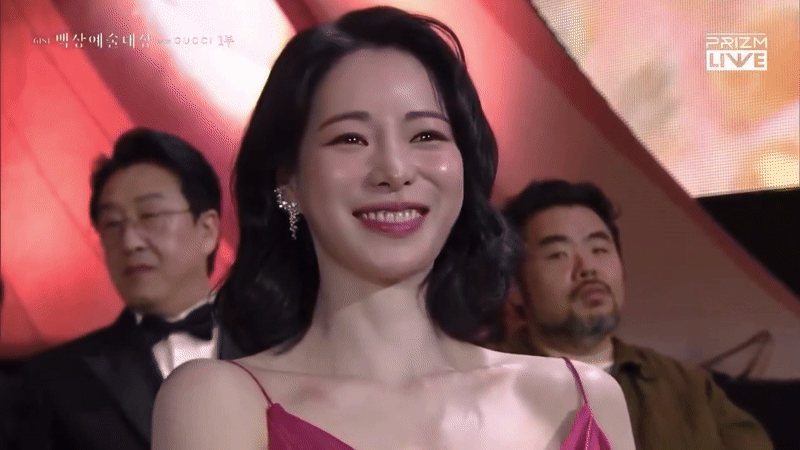 Bắt gọn Lim Ji Yeon đơ người, gượng gạo khi bạn thân thắng Baeksang, chuyện gì xảy ra đến mức này?- Ảnh 2. Bắt gọn Lim Ji Yeon đơ người, gượng gạo khi bạn thân thắng Baeksang, chuyện gì xảy ra đến mức này?- Ảnh 2.
