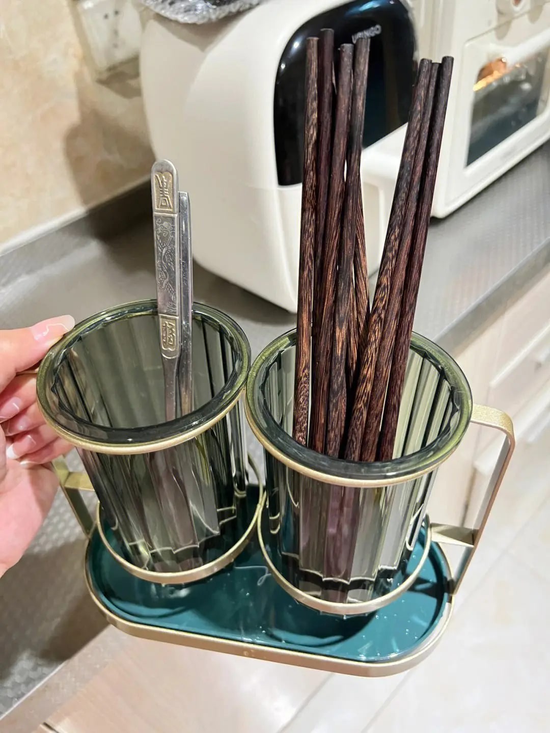 Bác sĩ đến chơi nhà, thấy đôi đũa trên bàn ăn thì lập tức quát to: "Sao còn chưa vứt đi?!"- Ảnh 6.