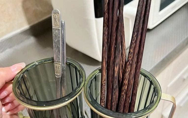 Bác sĩ đến chơi nhà, thấy đôi đũa trên bàn ăn thì lập tức quát to: "Sao còn chưa vứt đi?!"- Ảnh 1.