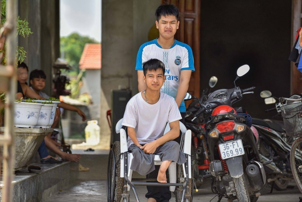 Nam sinh 10 năm được bạn cõng đi học tốt nghiệp ĐH Bách Khoa loại Giỏi: "Hiếu sẽ cùng bố mẹ mình có mặt ở lễ trao bằng"- Ảnh 8.