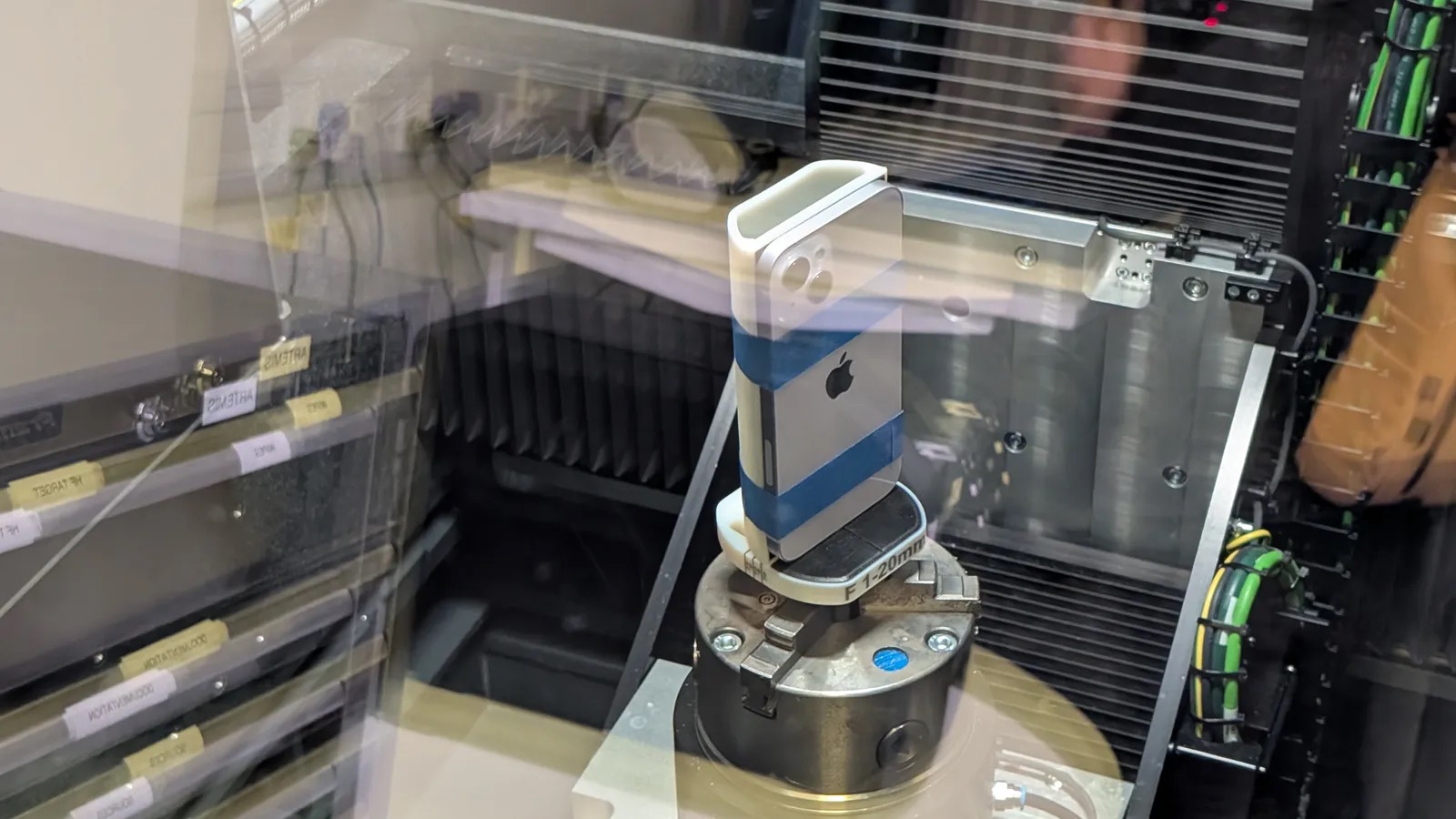 Bên trong "phòng tra tấn" iPhone bí mật của Apple tại Ireland- Ảnh 2.