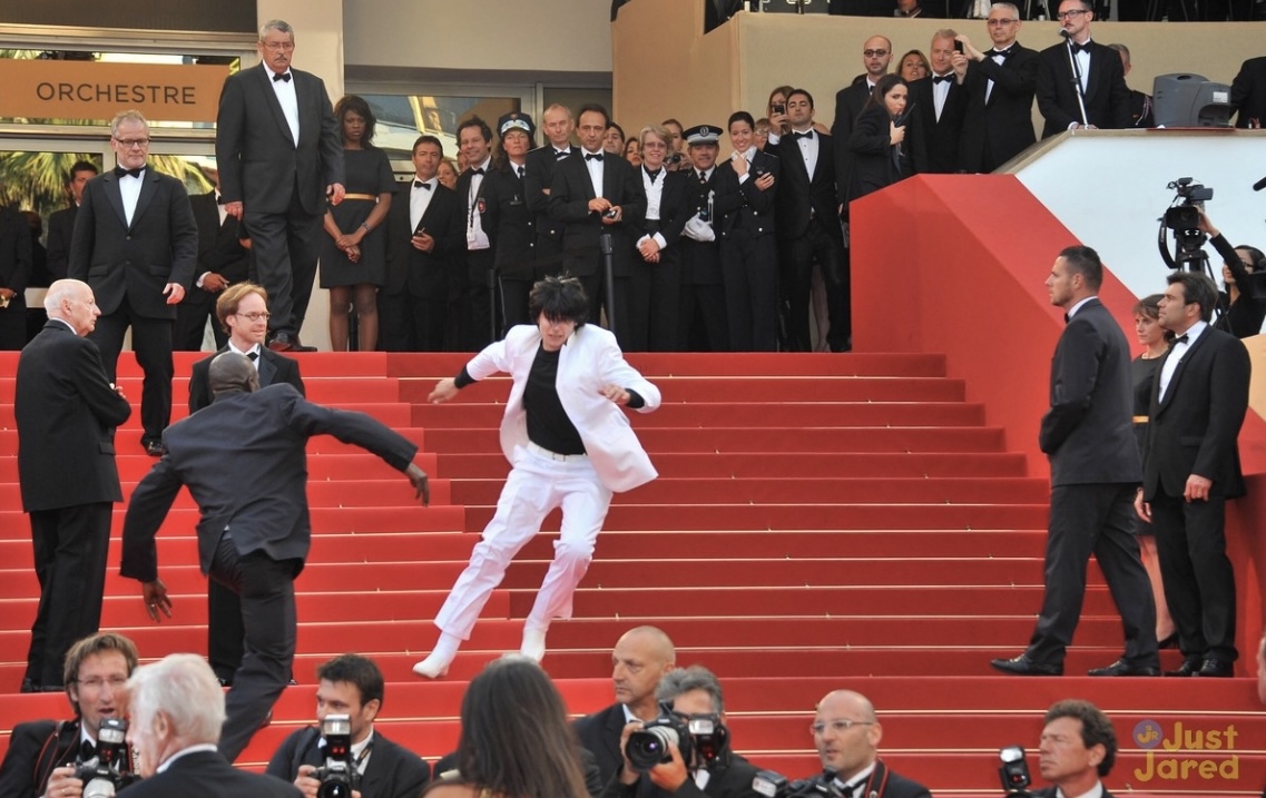 Thực hư nam ca sĩ tỷ view ngã “bổ nhào”’ tại Met Gala 2025, tranh spotlight của dàn sao hạng A- Ảnh 3.