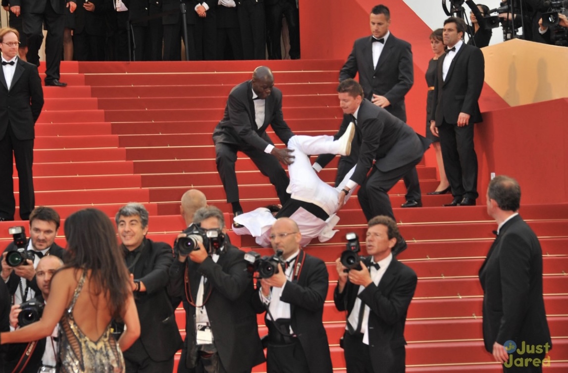 Thực hư nam ca sĩ tỷ view ngã “bổ nhào”’ tại Met Gala 2025, tranh spotlight của dàn sao hạng A- Ảnh 4.