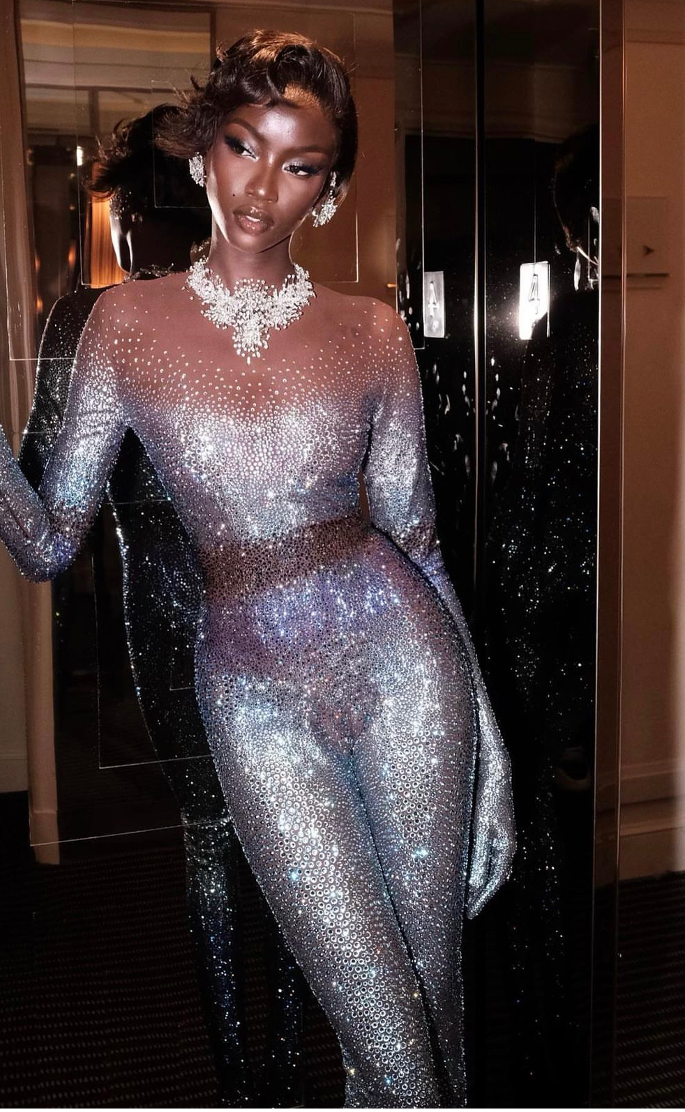 Cô gái vướng drama với Jennie: Năm trước vác 98.000 viên pha lê đi Met Gala, năm nay có còn 
